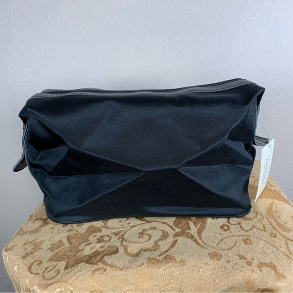 NEW GUESS Black Toiletry Bag Classic Zip Closure Travel Cosmetic - Picture 5 of 9